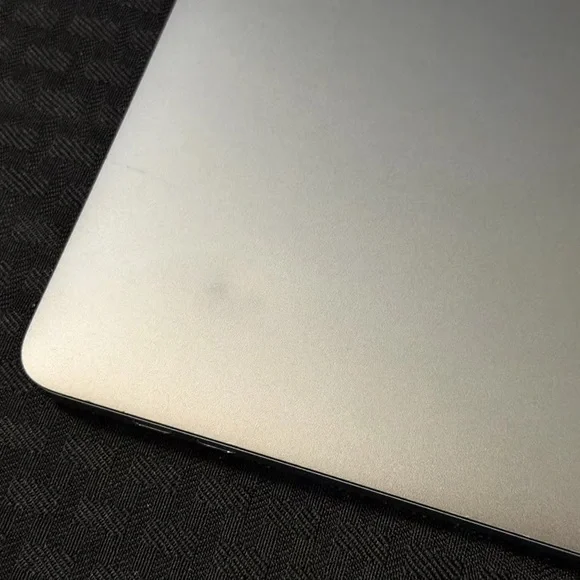 Apple MacBook Pro in Sleek Silver